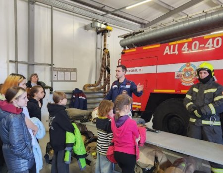 Девочки из Центра «СемьЯ» посетили пожарную часть Поныровского района